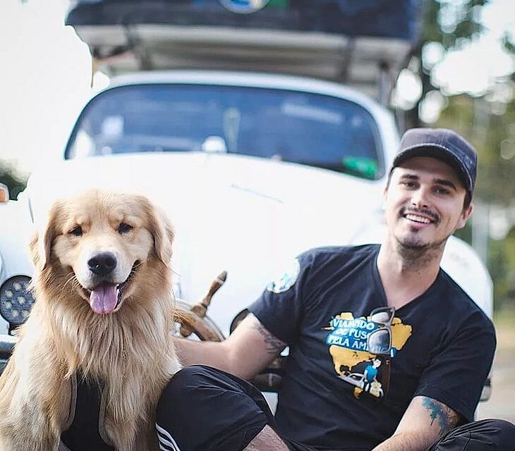 Cachorro e o tutor, Jesse Koz, morreram em um acidente em maio. Cinzas de Shurastey chegam ao Brasil dois meses após acidente nos EUA
