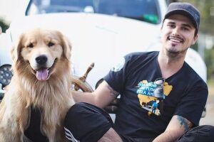 Cachorro e o tutor, Jesse Koz, morreram em um acidente em maio. Cinzas de Shurastey chegam ao Brasil dois meses após acidente nos EUA