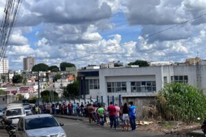 Anapolinos fazem fila para regularizar título na porta do TRE em Anápolis. (Foto : Lucas Almeida /Mais Anápolis)