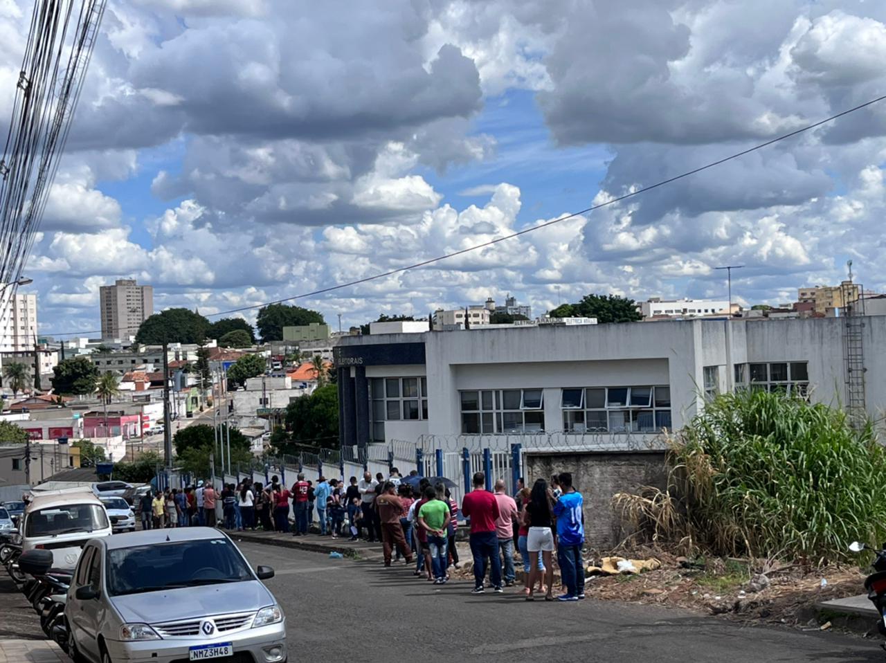 Anapolinos fazem fila para regularizar título na porta do TRE em Anápolis. (Foto : Lucas Almeida /Mais Anápolis)