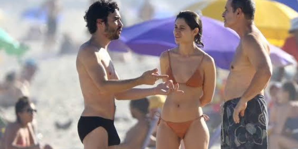 "Muita gente pedindo", escreveu o ator da Globo. Caio Blat surge nu, coberto apenas por plaquinha; veja fotos