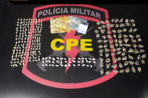 A Polícia Militar (PM) apreendeu 84 porções de maconha, 165 porções de crack e 41 porções de cocaína petrificada, neste domingo (22). Ao todo, foram 290 porções de drogas apreendidas, no setor Vila Mutirão, na cidade de Morrinhos, Sul de Goiás.