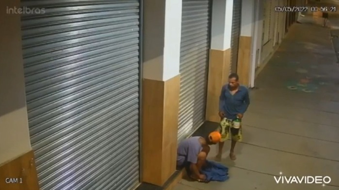 Vídeo mostra os autores sentando na porta da loja e na sequência arrombando a porta para terem acesso ao estabelecimento. (Foto: Captura)