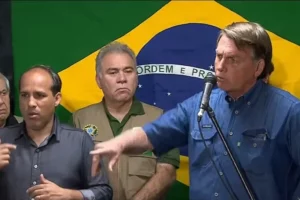 "A Justiça vai decidir esse caso sem pressão da mídia", disse presidente. Bolsonaro diz que lamenta morte de dois PRFs e de Genivaldo