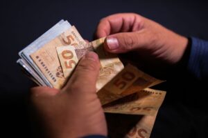 Salário mínimo de R$ 1.320 começa a valer hoje 