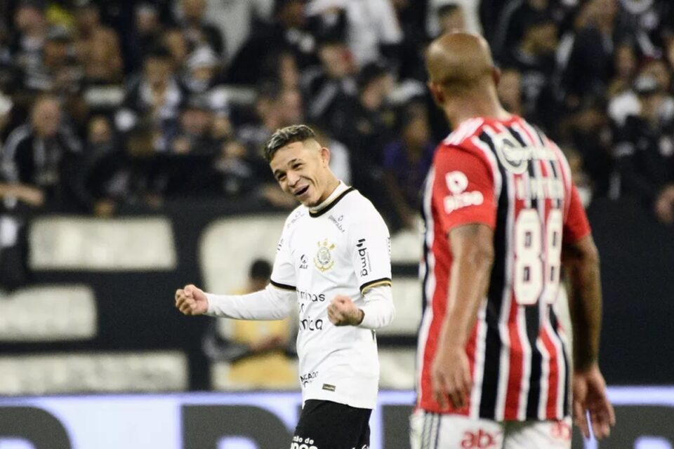 Adson comemora gol em clássico paulista