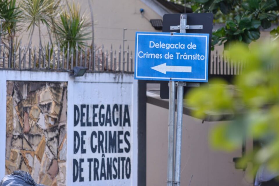 Os motoristas dos carros envolvidos no racha na T-9 estão na Delegacia de Crimes de Trânsito (Dict), em Goiânia, para prestarem depoimento. (Foto: Jucimar de Sousa/Mais Goiás)
