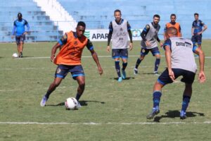 Elenco da Aparecidense treinando