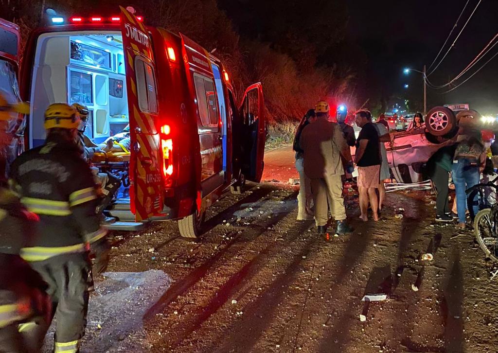 Equipes do Bombeiros resgataram as vítimas (Foto: Divulgação/Bombeiros)