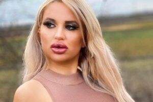 Jovem passou por cirurgias para virar boneca Barbie. Modelo do Onlyfans, Jessy Bunny quer ter os maiores seios do mundo; fotos