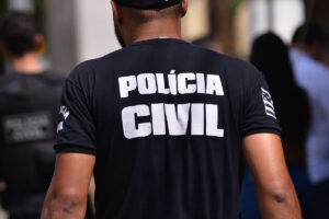 A Polícia Civil prendeu um homem de 30 anos suspeito de estuprar a vizinha, de apenas 14, na cidade de Morrinhos, Sul de Goiás. O crime aconteceu durante o mês abril deste ano, porém, a prisão do investigado ocorreu somente nesta segunda-feira (16), através de um mandado de prisão preventiva.