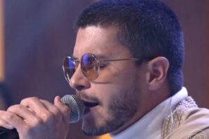 "A mulher dele poderia pagar uma aula de canto né". Arthur Aguiar vira piada na web após cantar no 'Encontro'; vídeo