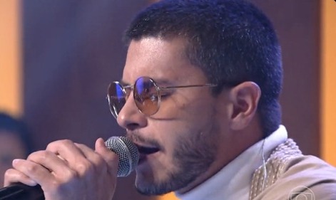 "A mulher dele poderia pagar uma aula de canto né". Arthur Aguiar vira piada na web após cantar no 'Encontro'; vídeo