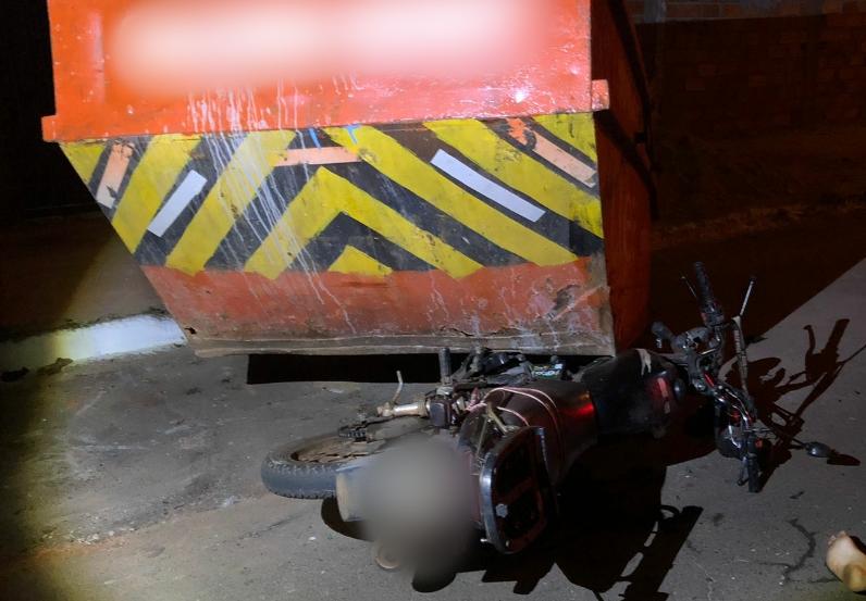 Motociclista morre ao colidir contra caçamba de entulho em Goiânia