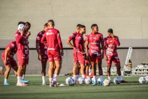 Jogadores do Vila Nova em treino da equipe no Serra Dourada