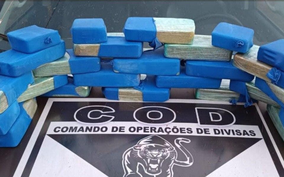Uma operação conjunta entre a PMGO e PMMT apreendeu, na quinta-feira (22), uma carga de cocaína avaliada em quase R$ 1 milhão, em Goiás. (Foto: divulgação/PM)