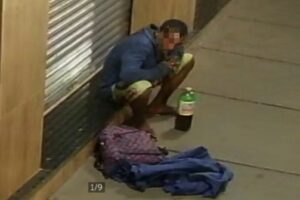 O furto foi registrado por câmeras instaladas na loja. Os autores arrombaram a porta (Foto: Captura)