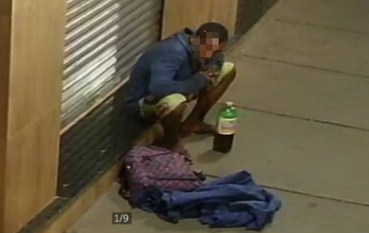 O furto foi registrado por câmeras instaladas na loja. Os autores arrombaram a porta (Foto: Captura)