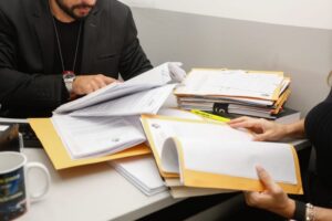 Polícia indicia funcionários públicos por cobrar aluguel de barracas gratuitas da Feira da OVG, em Goiânia