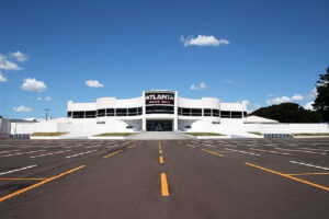 O organizador de eventos, Thiago Taguatinga, denuncia ter tido um prejuízo de mais de R$ 18 mil com a casa de shows Atlanta Music Hall, em Goiânia. Isso porque, Thiago e outros clientes haviam acertado a realização de alguns eventos na casa, no início de 2020. Porém, devido o avanço da pandemia da Covid-19, as cerimônias não puderam acontecer naquela éopca. Agora, com a retomada das atividades em 2022, o grupo tentou reorganizar os trabalhos, mas a casa de shows 'sumiu'.