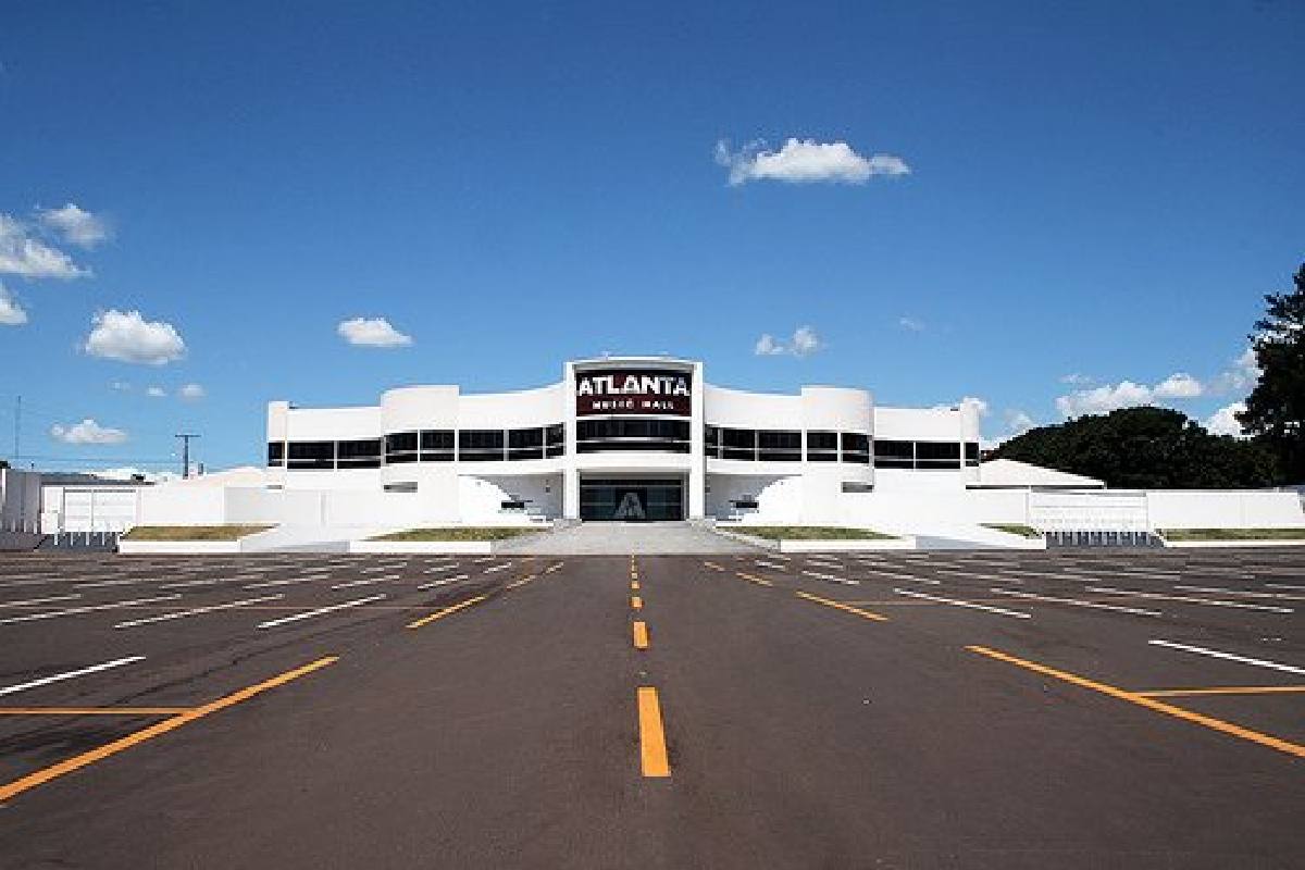 O organizador de eventos, Thiago Taguatinga, denuncia ter tido um prejuízo de mais de R$ 18 mil com a casa de shows Atlanta Music Hall, em Goiânia. Isso porque, Thiago e outros clientes haviam acertado a realização de alguns eventos na casa, no início de 2020. Porém, devido o avanço da pandemia da Covid-19, as cerimônias não puderam acontecer naquela éopca. Agora, com a retomada das atividades em 2022, o grupo tentou reorganizar os trabalhos, mas a casa de shows 'sumiu'.