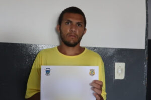 Um jovem de 26 anos, identificado como Tiago Lopes, está preso por suspeita de invadir residências e estuprar adolescentes, em Goiânia. A Polícia Civil cumpriu contra o rapaz um mandado de prisão preventiva nesta terça-feira (3). Porém, Tiago já foi preso uma outra vez por cometer o mesmo crime, da mesma forma, mas voltou a liberdade.