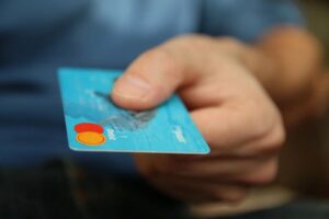Cartão de débito foi apreendido pela PM (Foto: Pixabay)