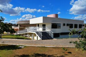 Professores temem extinção de cursos de Direito da UEG no interior