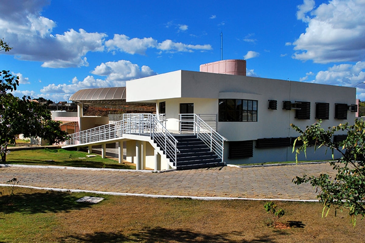 Professores temem extinção de cursos de Direito da UEG no interior