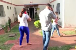 Mulher agendava pix e pegava produto como se fosse à vista. (Foto: Policia Civil)