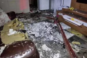 Homem mata mãe e filha a facadas e incendeia casa em Minas Gerais