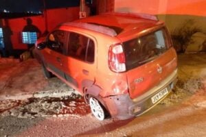 Carro estava estacionado em frente uma casa na rua T07. (Foto: Divulgação PM)