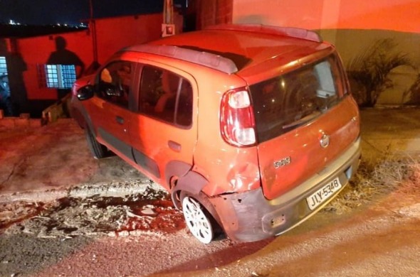 Carro estava estacionado em frente uma casa na rua T07. (Foto: Divulgação PM)