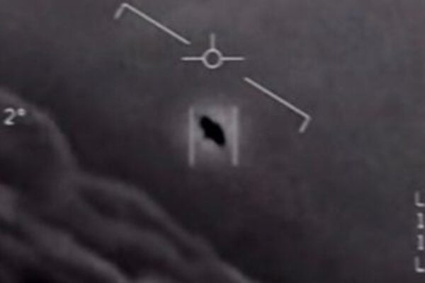 Governo dos EUA promete transparência total Pentágono divulga arquivos inéditos sobre OVNIs; veja imagem Extraterrestre