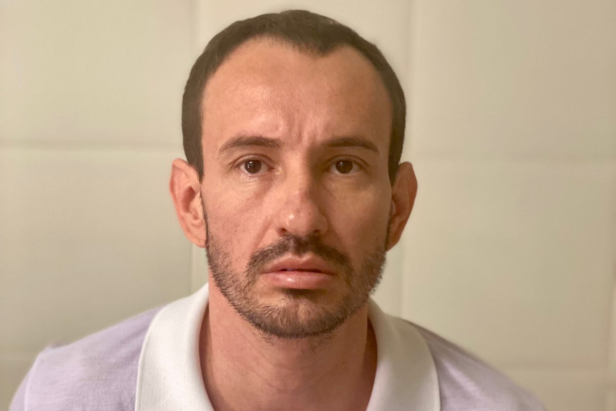 A Polícia Civil cumpriu um mandado de prisão preventiva contra um homem suspeito de assaltar e estuprar uma mulher, em Goiás. O crime aconteceu no dia 3 de julho de 2018, em Goiânia, mas somente nesta segunda-feira (2) teve resolução. Os agentes civis cumpriram o mandado contra o homem no presídio da PAPUDA, no Distrito Federal, onde o sujeito já se encontrava preso, em razão de outro roubo cometido em Brasília.