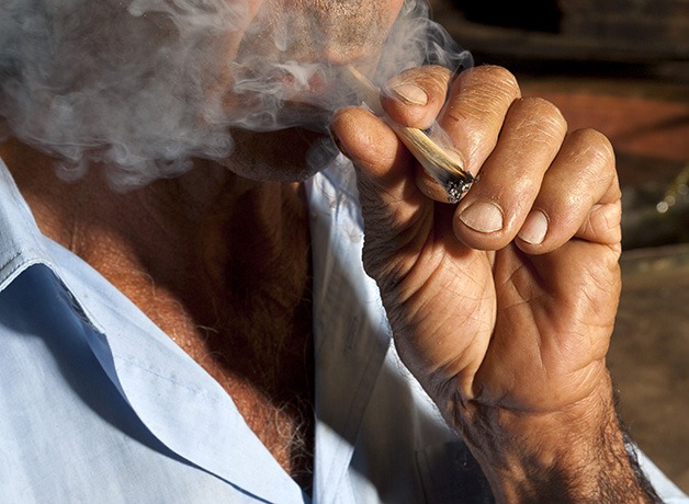Pai e filho são presos por fabricar e comercializar cigarros falsificados em Goiânia