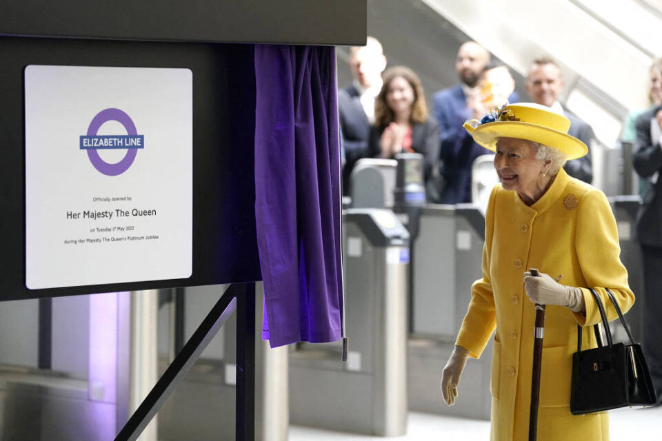 Rainha Elizabeth aparece de surpresa em inauguração de linha de metrô em Londres