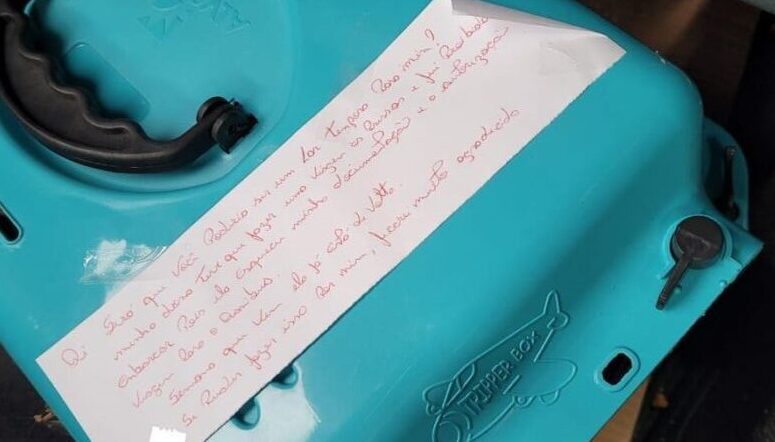 Motociclista abandona filhote de gato na porta de uma casa em Catalão e deixa bilhete