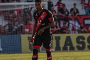 Zagueiro Wanderson em ação pelo Atlético Goianiense