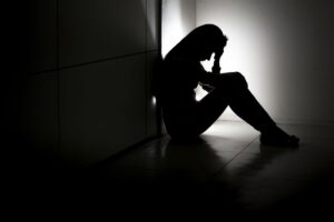 4 em cada 10 casos de suicídio envolvem uso de álcool e outras drogas, diz estudo