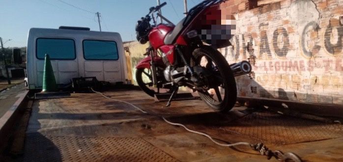 Motocicleta, ano 2017, foi guinchada ao Centro Pátio (Foto: Divulgação-PM)