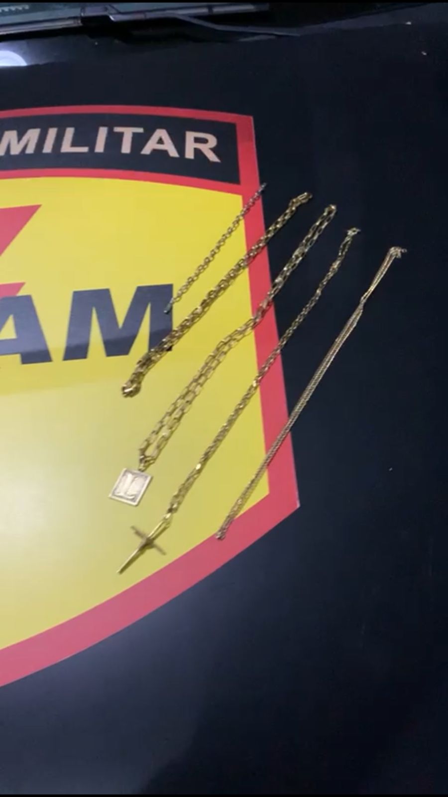 Correntes de ouro apreendidas com suspeito (Foto: divulgação/PM)