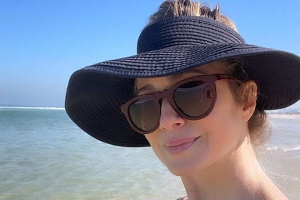 Leticia Spiller apareceu de biquíni faz pose que surpreende; veja Atriz está no ar em “Coração Acelerado” nudes
