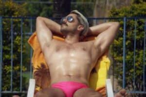 Galã da novela Cara e Coragem mostra bumbum e vive cenas quentes em filme gay rodado em Goiás