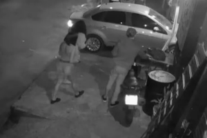 Mulher invade bar com carro, atropela namorado e é presa em Minas Gerais
