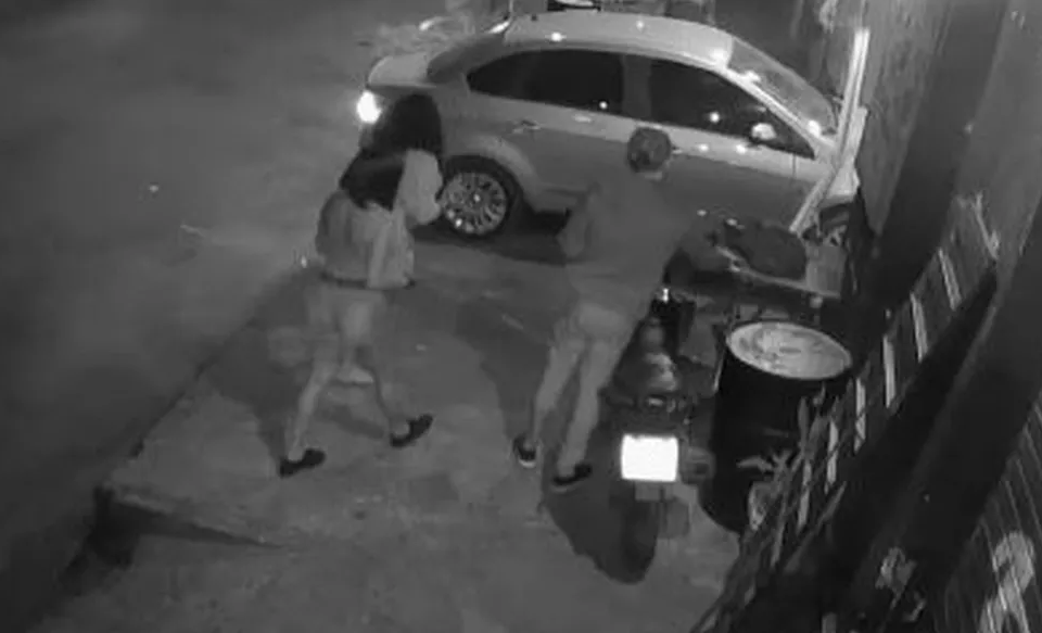Mulher invade bar com carro, atropela namorado e é presa em Minas Gerais