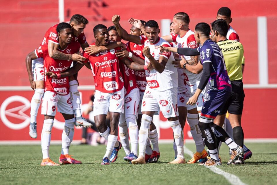 Jogadores do Vila Nova comemoram gol colorado na final do Goianão Sub-20