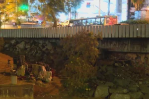Justiça determina que Prefeitura de Goiânia retire pedras colocadas embaixo de viadutos para impedir acesso de moradores de rua