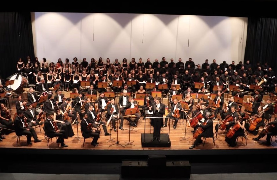 Orquestra Sinfônica de Goiânia no palco