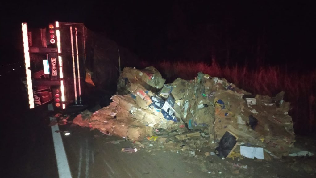 Caminhoneiro perde o braço ao tombar com veículo na BR-050, em Ipameri (GO) (Foto: PRF)